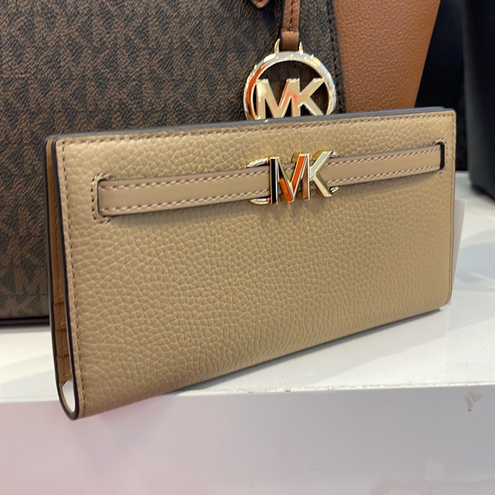 Michael Kors Reed Large Bifold Pebbled Leather Snap Wallet Card Case 
Camel 
NWT - Picture 2 of 16